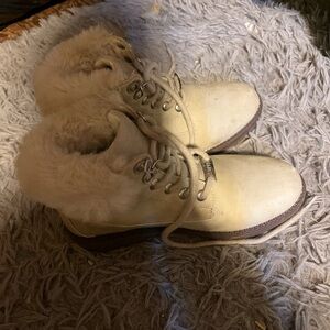 Esprit Cream Winter Boots Rugged Design